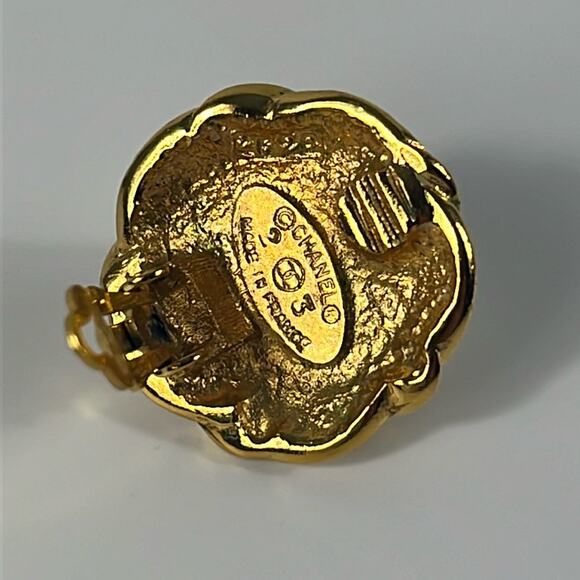 CHANEL Vintage Pearl Clip Earrings Gold tone x Beige Faux Pearl - Picture 4 of 7